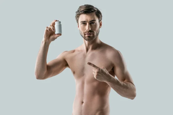 Hombre que presenta vitaminas — Foto de Stock