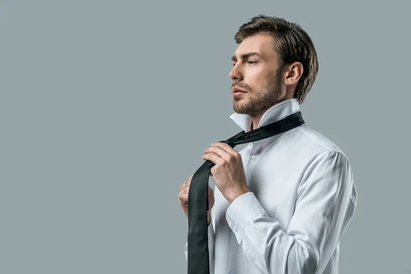 Bonito homem de negócios usando gravata — Fotografia de Stock