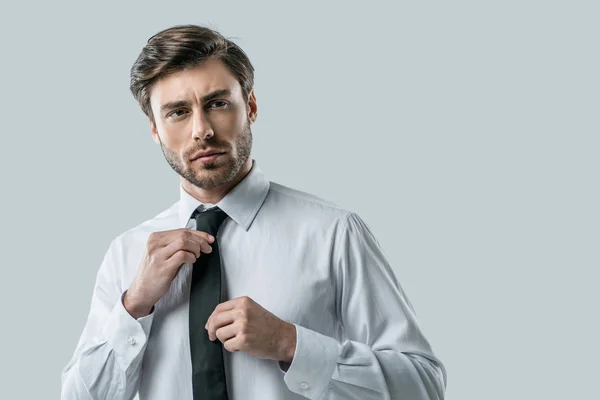 Üzletember visel nyakkendő — Stock Fotó