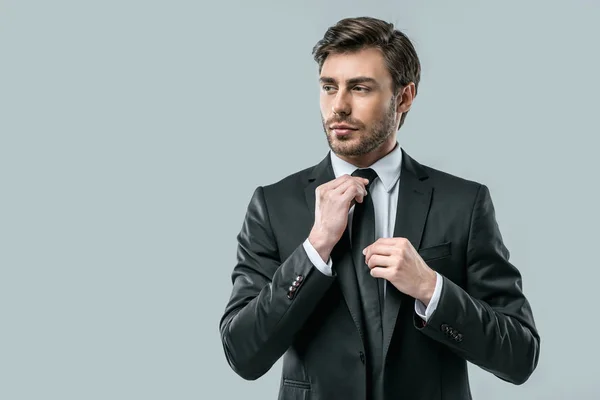 Podnikatel v obleku nosit kravatu — Stock fotografie