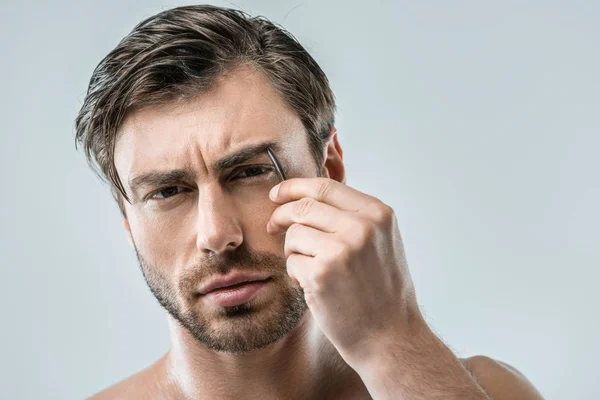 Man plucking eyebrows — Stock Photo, Image