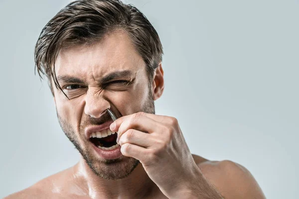 Uomo strappare i capelli dal naso — Foto Stock