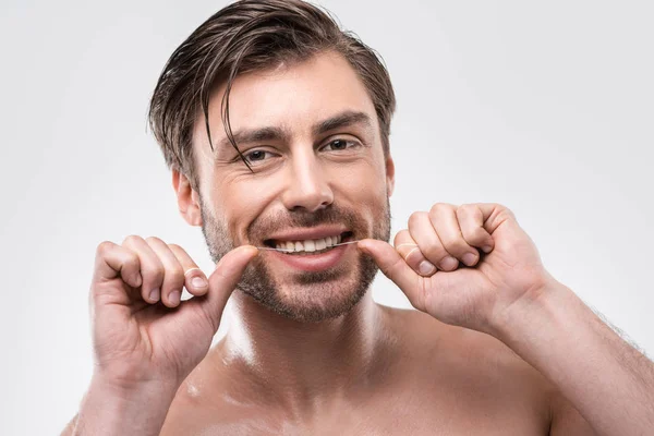 Seorang pria menggunakan benang gigi — Stok Foto