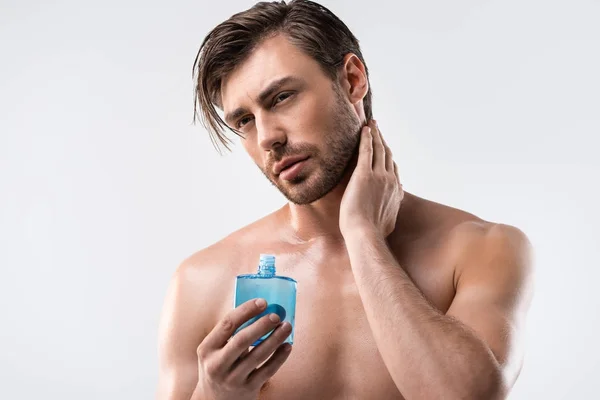 Hombre usando loción de afeitar —  Fotos de Stock