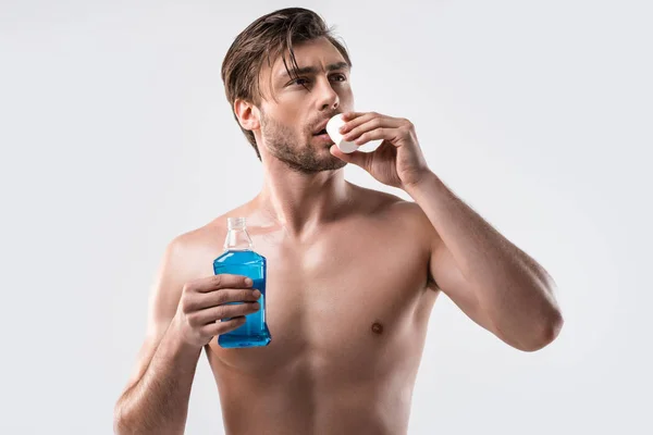 Człowiek z płukania jamy ustnej — Zdjęcie stockowe