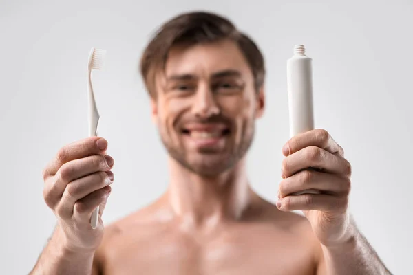 Hombre con cepillo de dientes y pasta de dientes — Foto de Stock