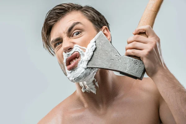 Man shaving with ax — Stock Photo, Image