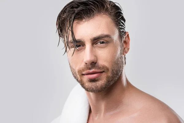 Hombre guapo con el pelo mojado —  Fotos de Stock