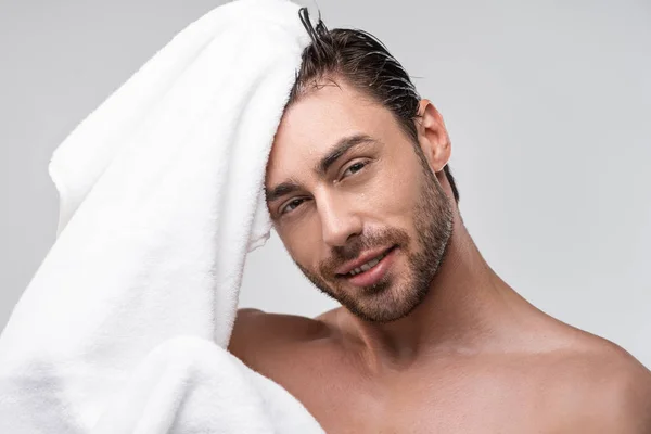 Όμορφος άντρας με πετσέτα — Φωτογραφία Αρχείου
