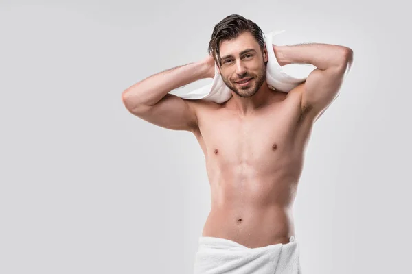 Homem sem camisa com cabelo molhado — Fotografia de Stock