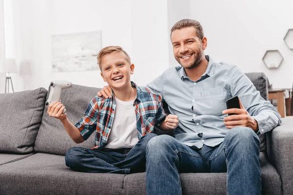 Pai e filho a jogar videojogos — Fotografia de Stock