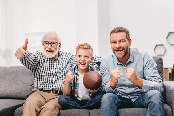 Familj titta på fotboll hemma — Stockfoto