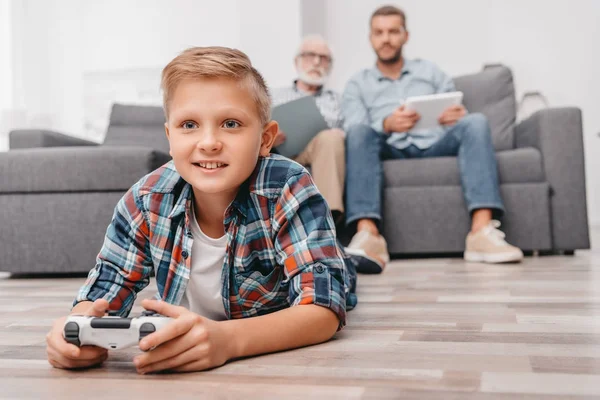 Kleiner Junge spielt Videospiele mit Gamepad — Stockfoto