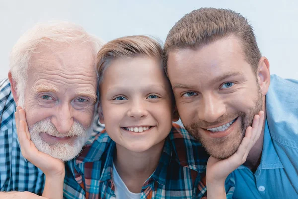 Perhekuva isoisästä, isästä ja pojasta — kuvapankkivalokuva