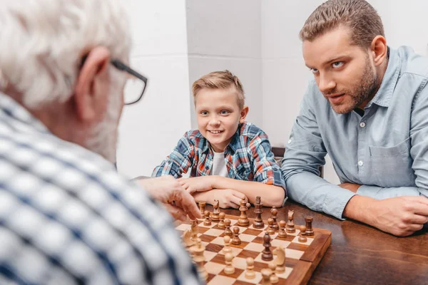 Ojciec i dziadek gra w szachy — Zdjęcie stockowe