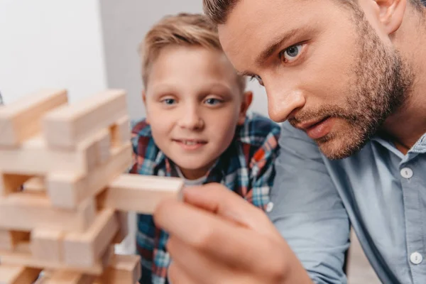 Fatehr e filho jogando jogo de bloco de madeira — Fotografia de Stock