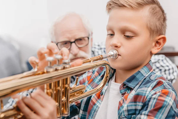 Pojke praktiserande trumpet — Stockfoto