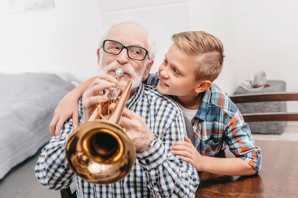 Grandfather playing trumpet — Stock Photo, Image