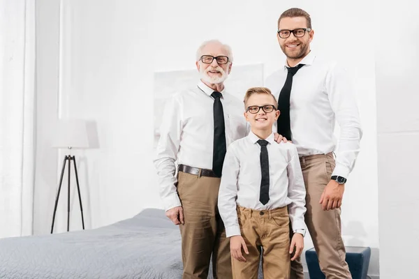 Família em camisas formais e laços — Fotografia de Stock