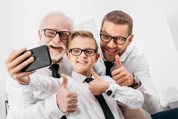Rodziny w wizytowym biorąc selfie — Zdjęcie stockowe
