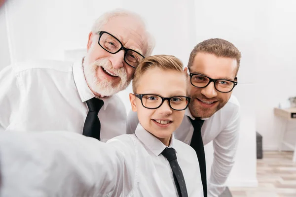 Família em desgaste formal tomar selfie — Fotografia de Stock