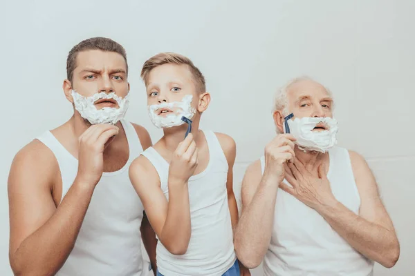 Drei Männer rasieren sich — Stockfoto