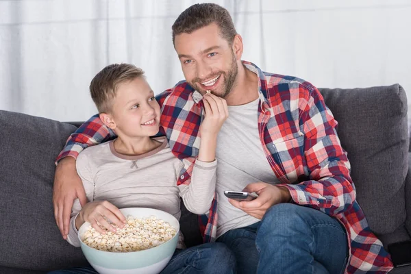 Pai e filho assistindo tv — Fotografia de Stock