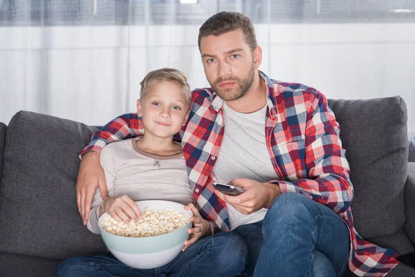 Far och son tittar på tv — Stockfoto