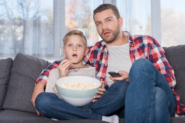 Apa és fia, tv-nézés — Stock Fotó