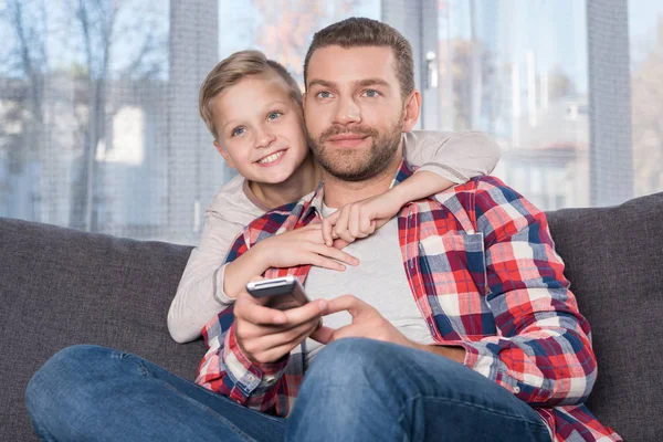 Pai e filho assistindo tv — Fotografia de Stock