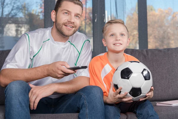 Vader en zoon kijken naar voetbalwedstrijd — Stockfoto