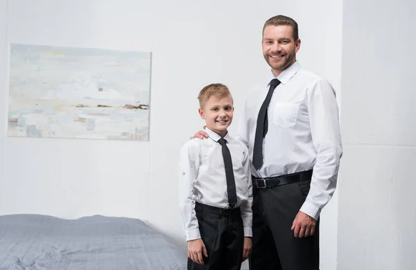 Padre e hijo en ropa formal — Foto de Stock