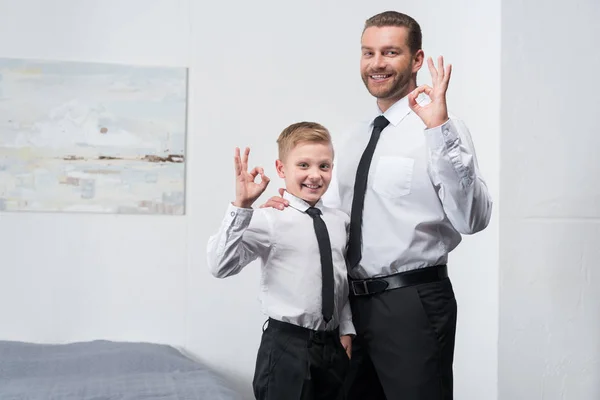 Отец и сын в формальной одежде — стоковое фото