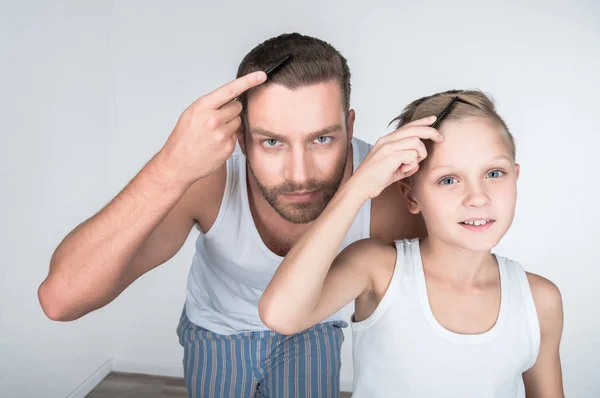 Père et fils peignage cheveux — Photo