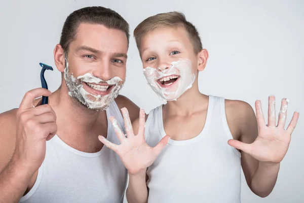 Baba ve oğul birlikte tıraş — Stok fotoğraf