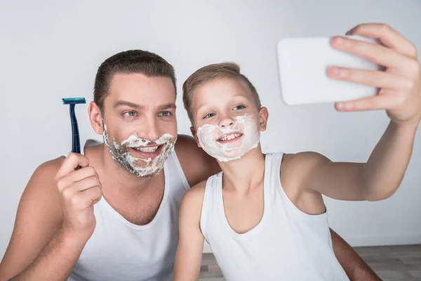 Apa és fia együtt borotválkozás — Stock Fotó