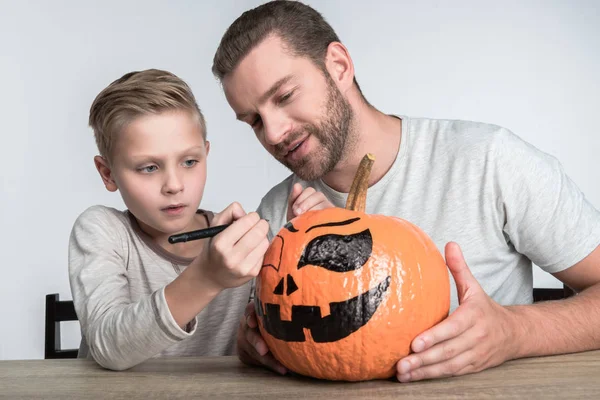 Far och son med halloween pumpa — Gratis stockfoto
