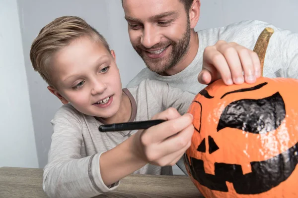 Far och son med halloween pumpa — Gratis stockfoto