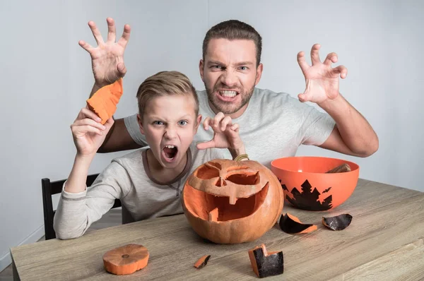 Otec a syn s halloween dýně — Stock fotografie