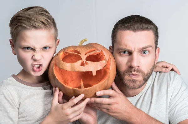 Far och son med halloween pumpa — Gratis stockfoto