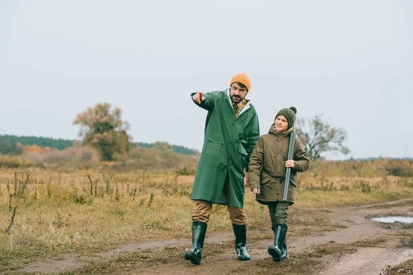 Father showing something to son — Stock Photo, Image