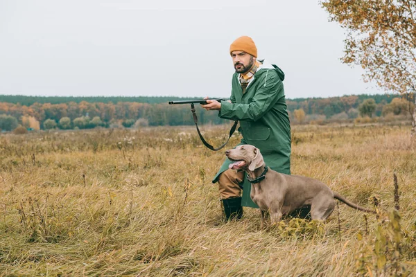 Muž na něco s pistolí — Stock fotografie