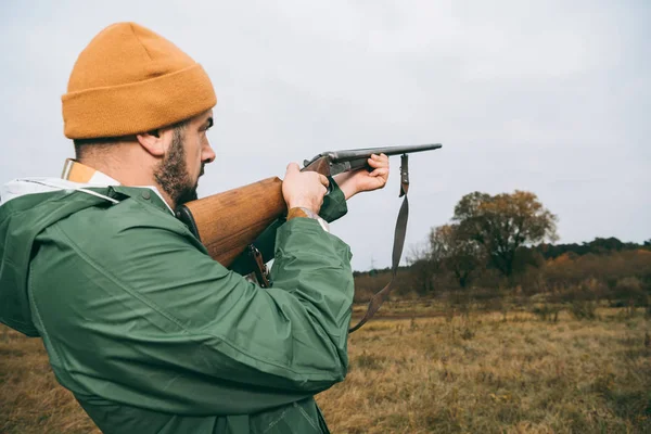 Hunter aiming at something with gun — Stock Photo, Image