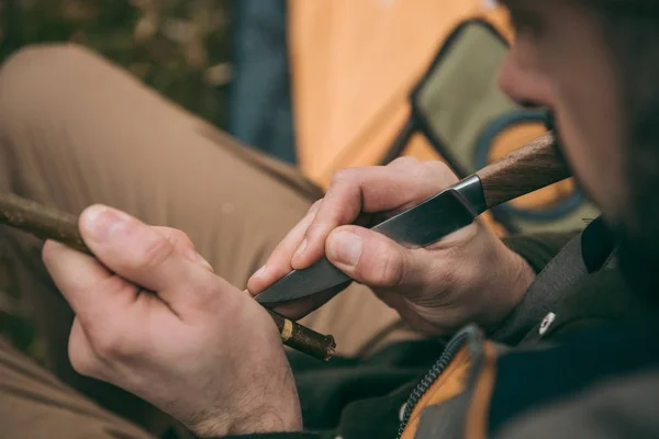 Man sharpening branch — Stock Photo, Image