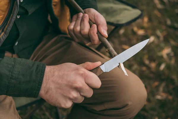 Man sharpening branch — Stock Photo, Image