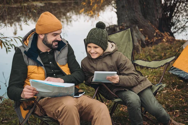 Pai mostrando algo ao filho no mapa — Fotografia de Stock