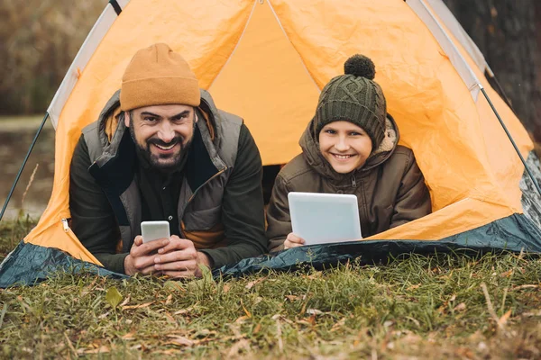 Far och son ligga i tält — Stockfoto