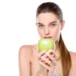 Mujer joven con manzana