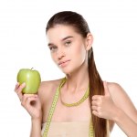 Νεαρή γυναίκα με μήλο