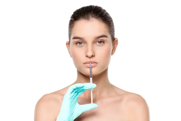 Kvinna med spruta för injektion — Stockfoto